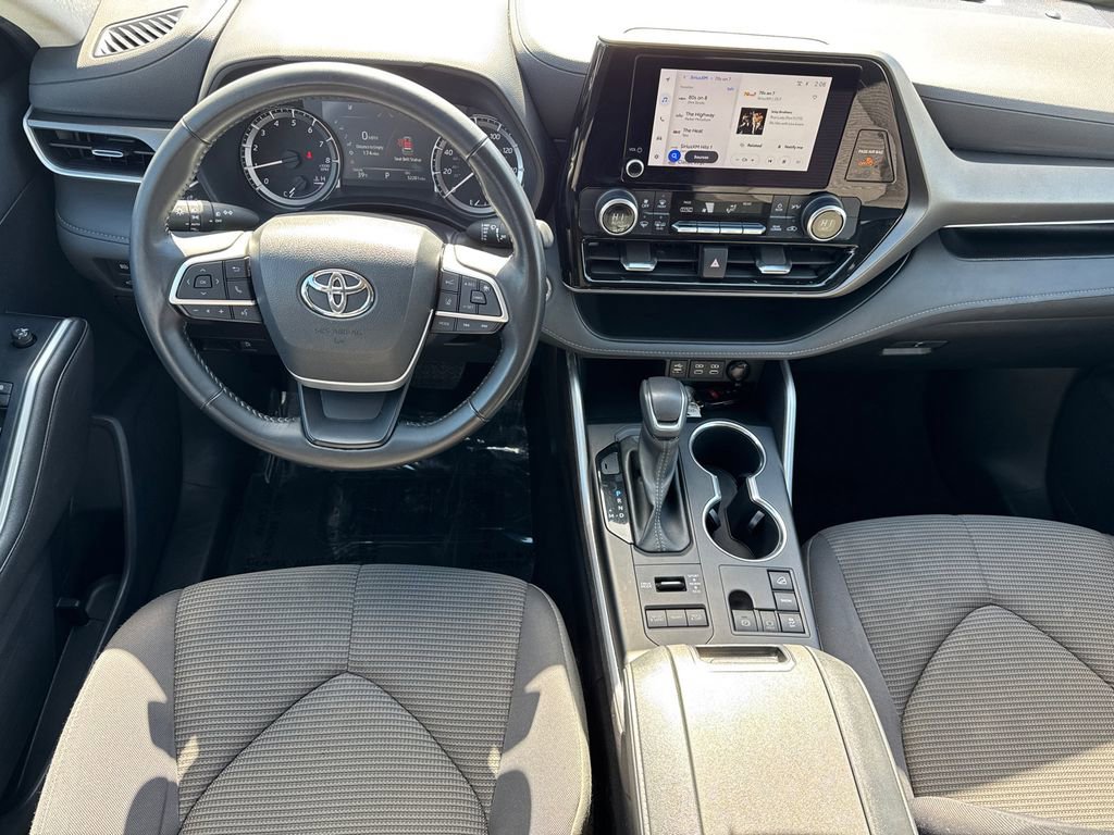 2023 Toyota Highlander LE - Photo 24