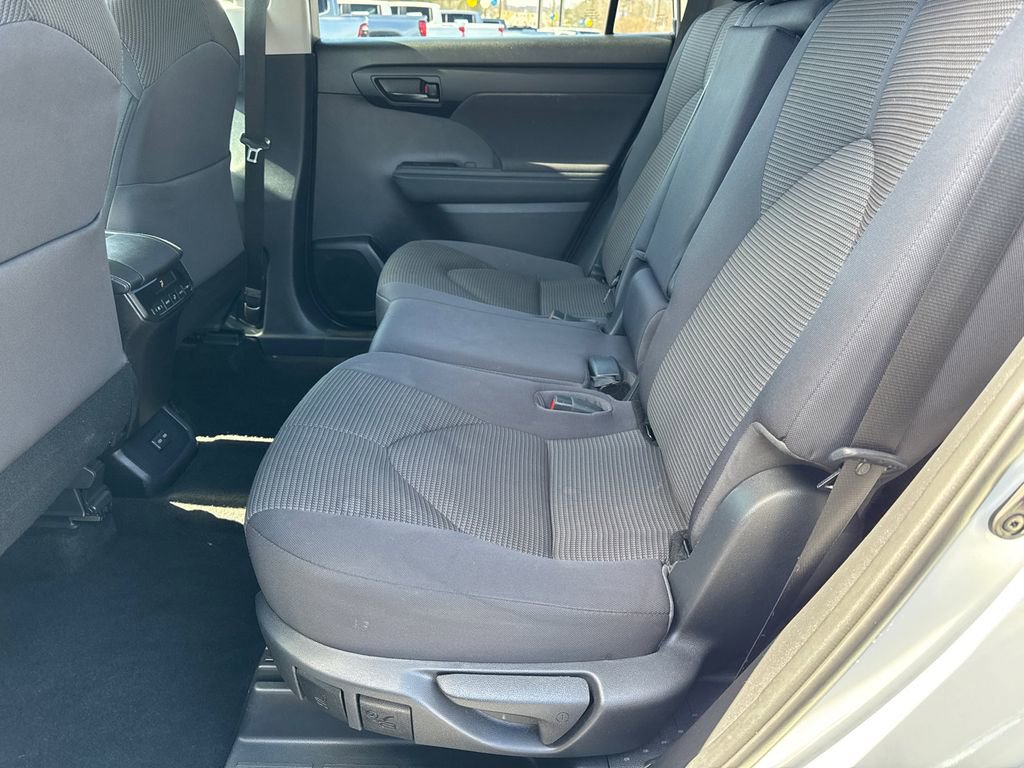 2023 Toyota Highlander LE - Photo 22