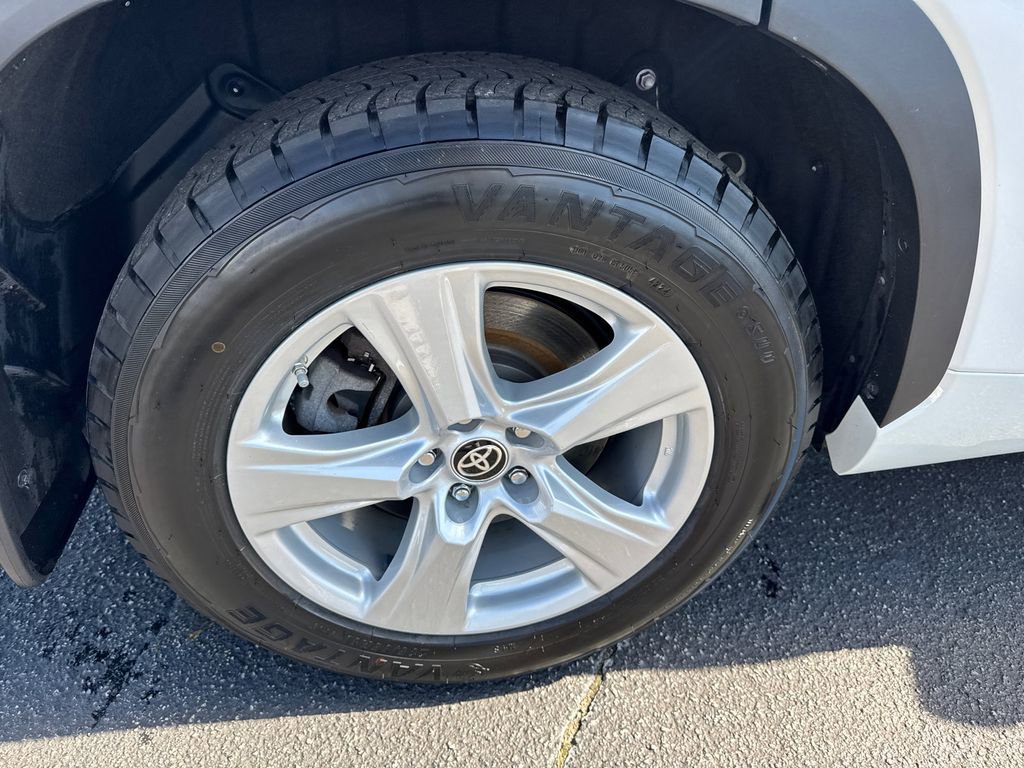 2023 Toyota Highlander LE - Photo 18