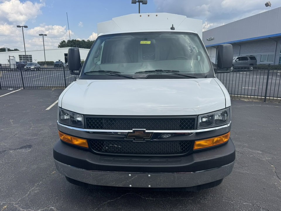 2025 Chevrolet Express Cutaway 3500 photo 3