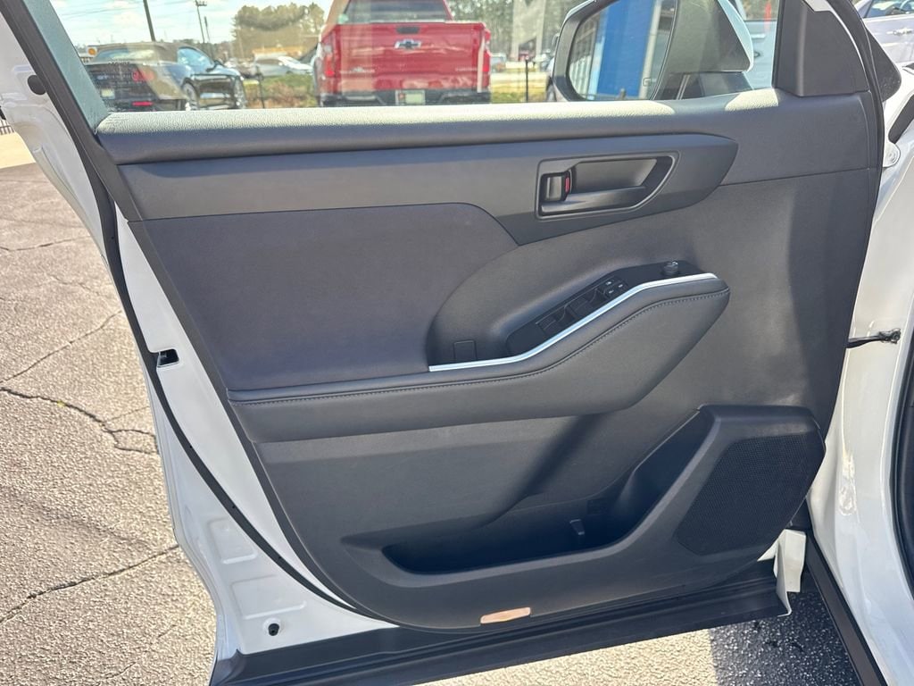 2023 Toyota Highlander LE - Photo 11
