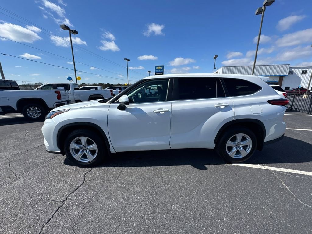 2023 Toyota Highlander LE - Photo 9