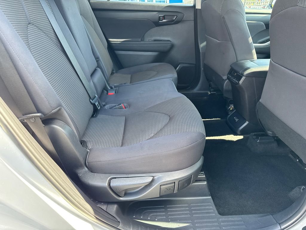2023 Toyota Highlander LE - Photo 16