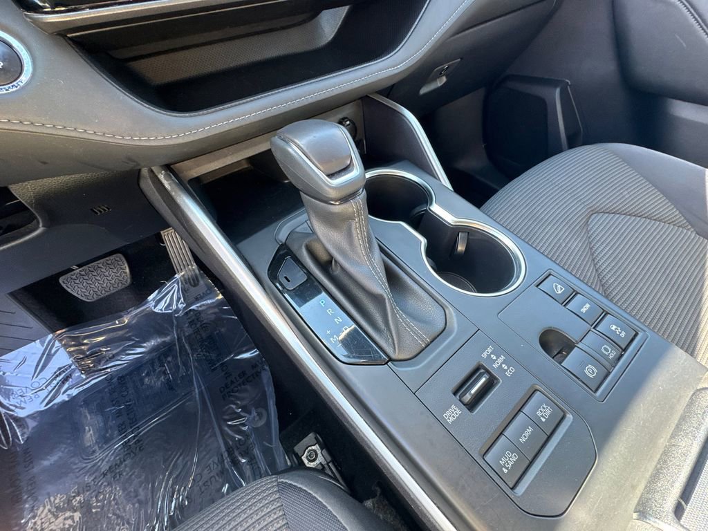 2023 Toyota Highlander LE - Photo 32