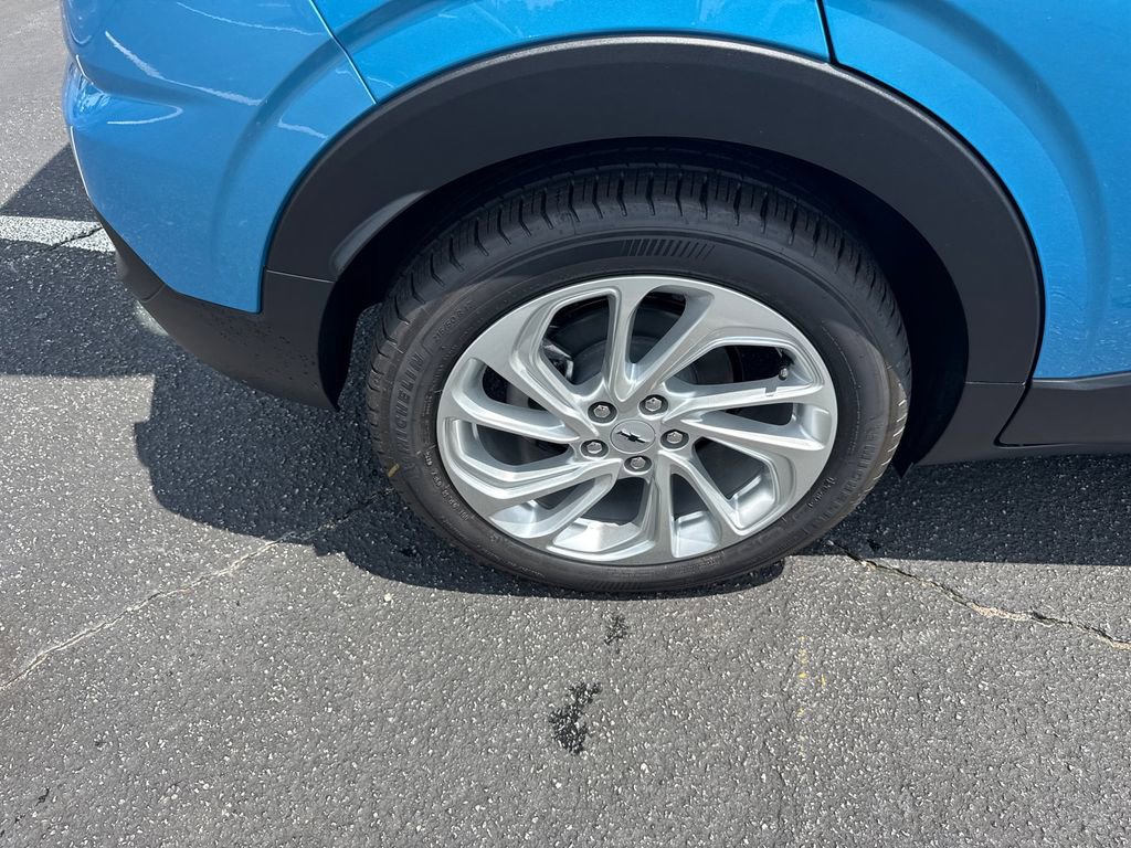 2027 Chevrolet Bolt LT - Photo 18