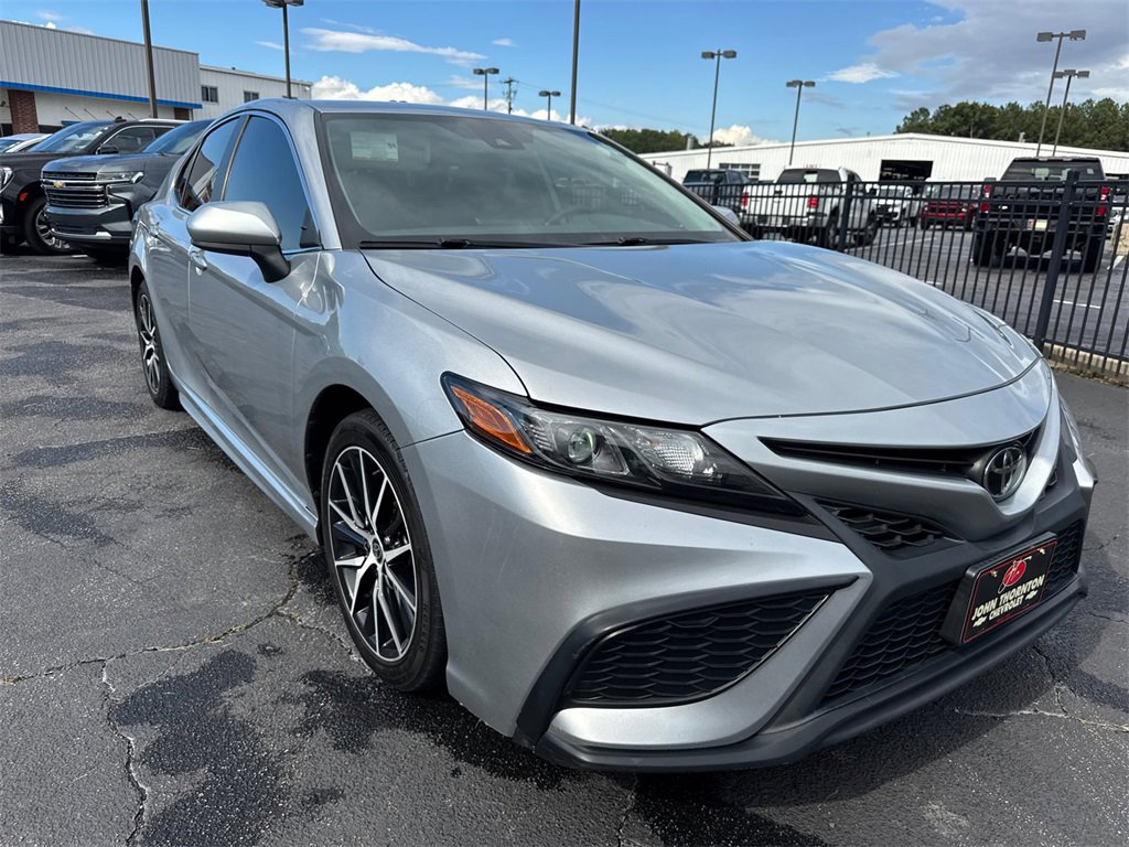 2021 Toyota Camry SE photo 3