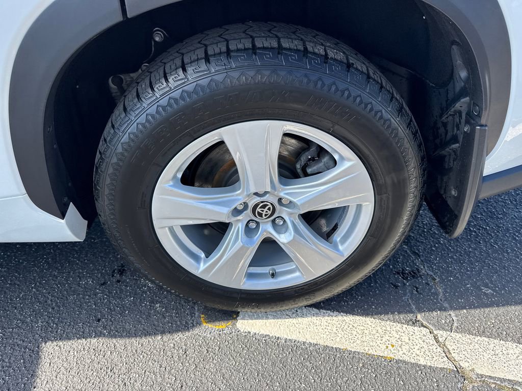 2023 Toyota Highlander LE - Photo 21