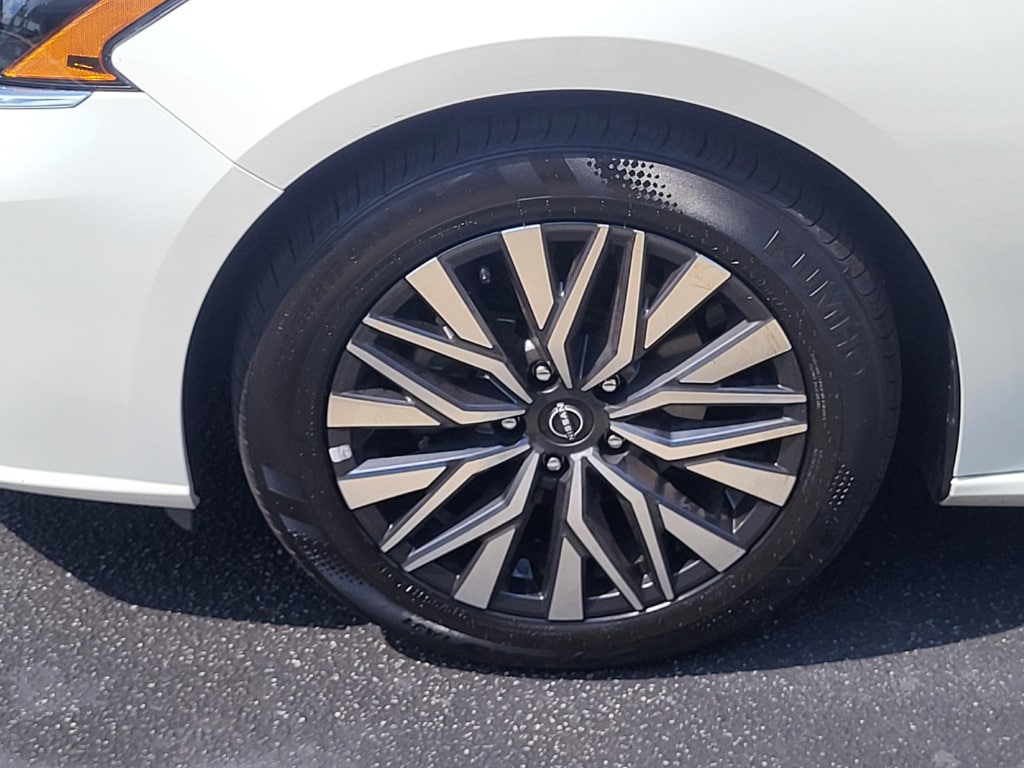 2025 Nissan Altima SV - Photo 9