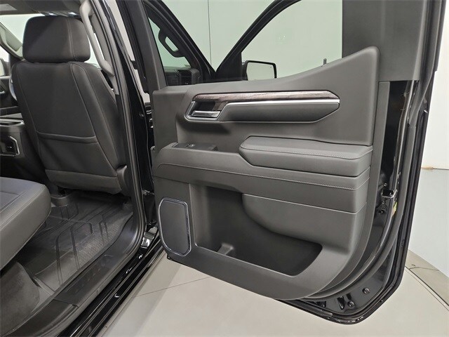 2025 Chevrolet Silverado 1500 LTZ photo 2