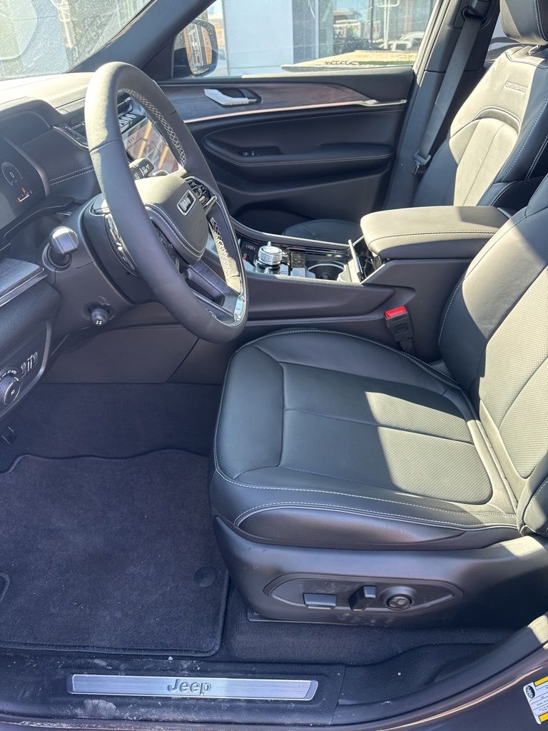 2025 Jeep Grand Cherokee Overland - Photo 9