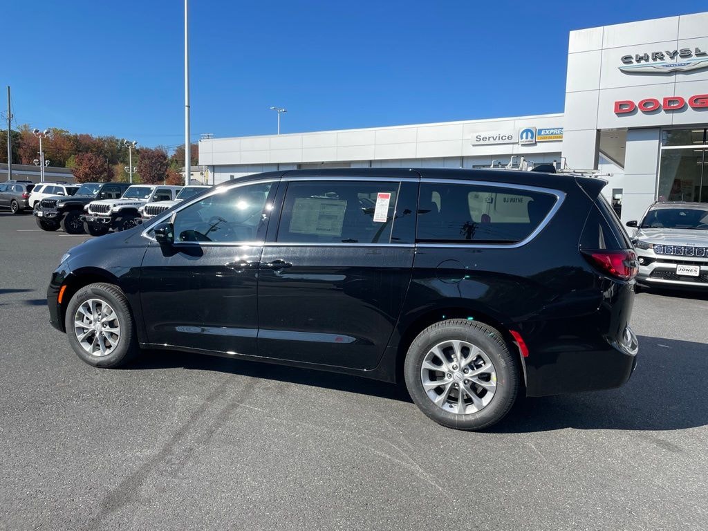 New 2026 Chrysler Pacifica Select Passenger Van