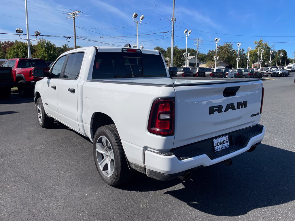New 2027 Ram 1500 EXPRESS CREW CAB 4X4 5'7 BOX Pickup