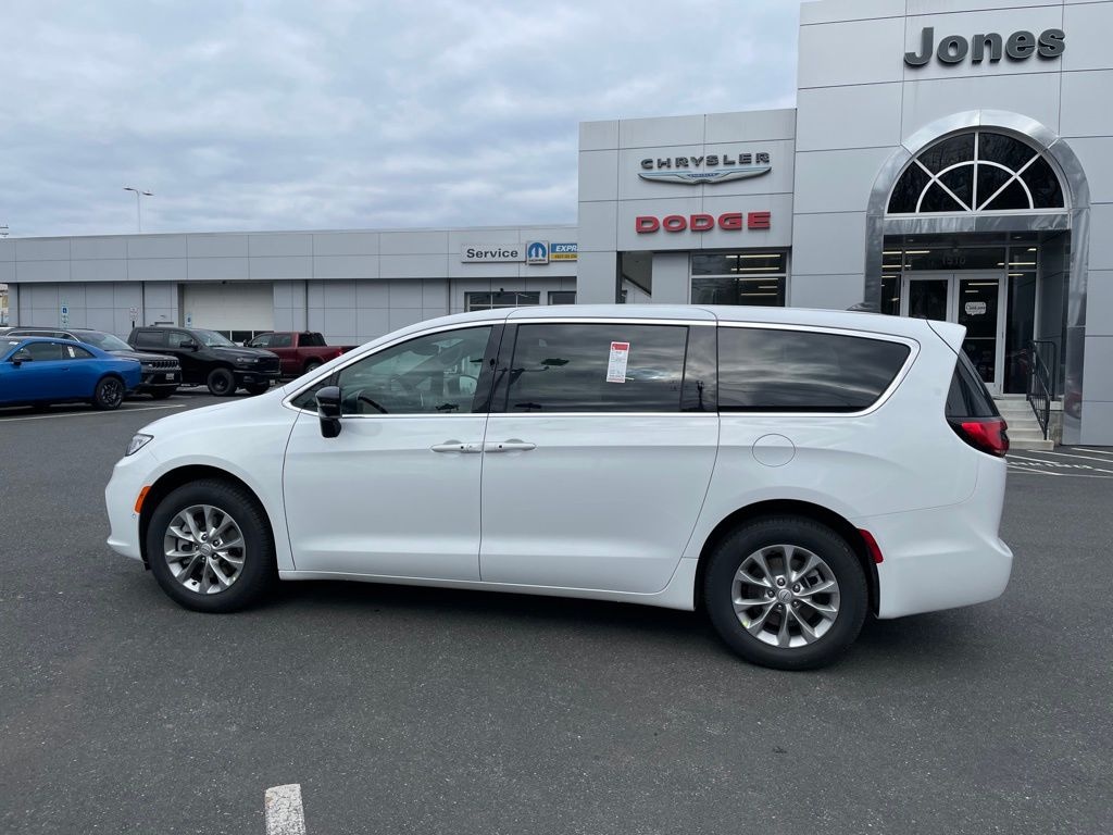 New 2026 Chrysler Pacifica Select Passenger Van