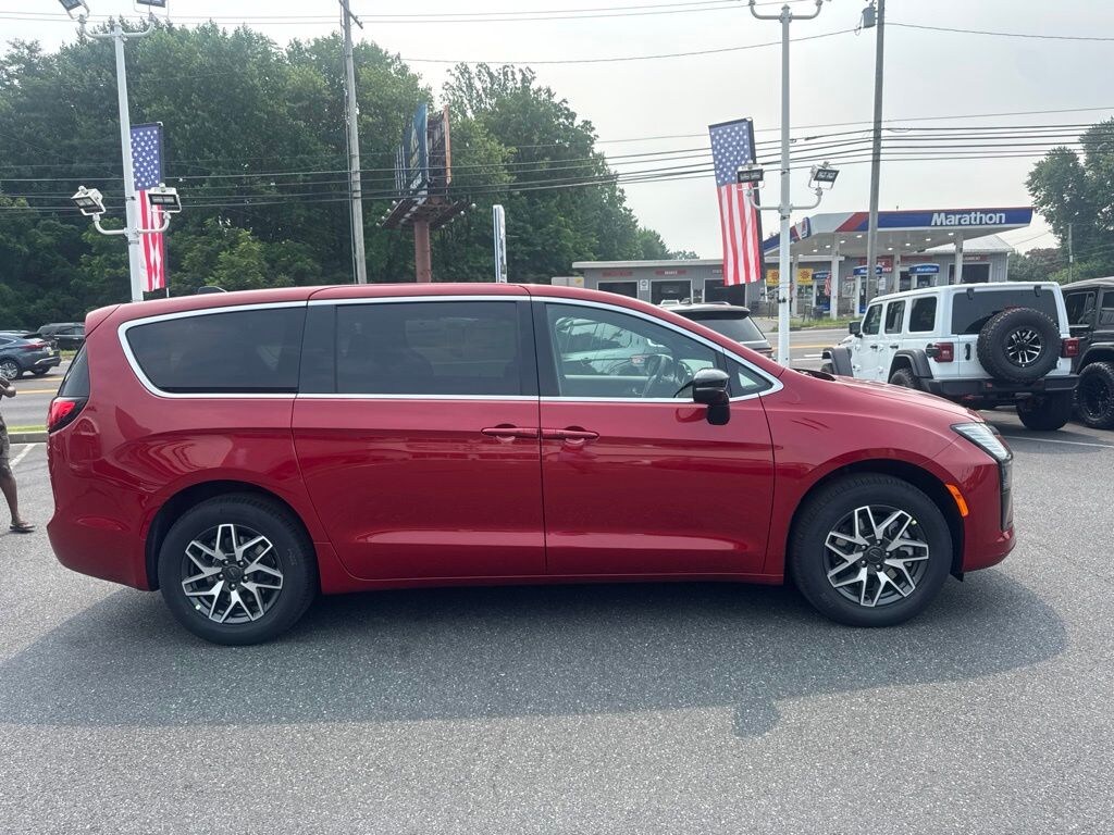 New 2027 Chrysler Pacifica Limited Passenger Van