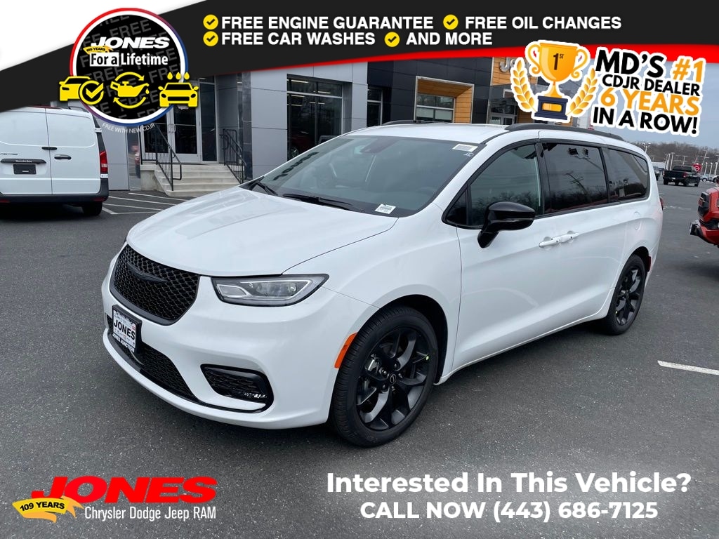 2026 Chrysler Pacifica Select's photo