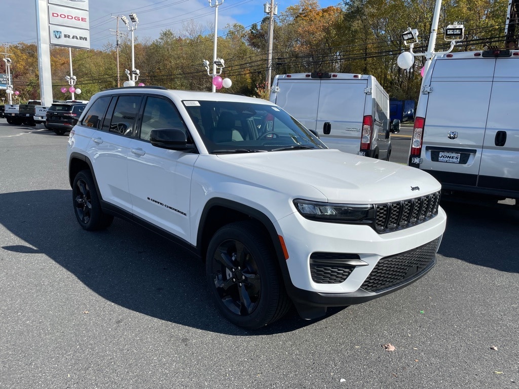 New 2025 Jeep Grand Cherokee Laredo Sport Utility
