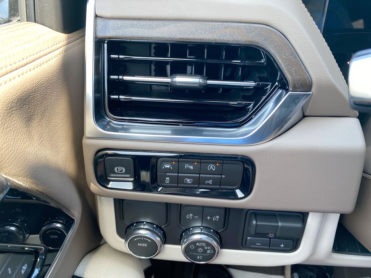 2026 GMC Yukon Denali - Photo 24