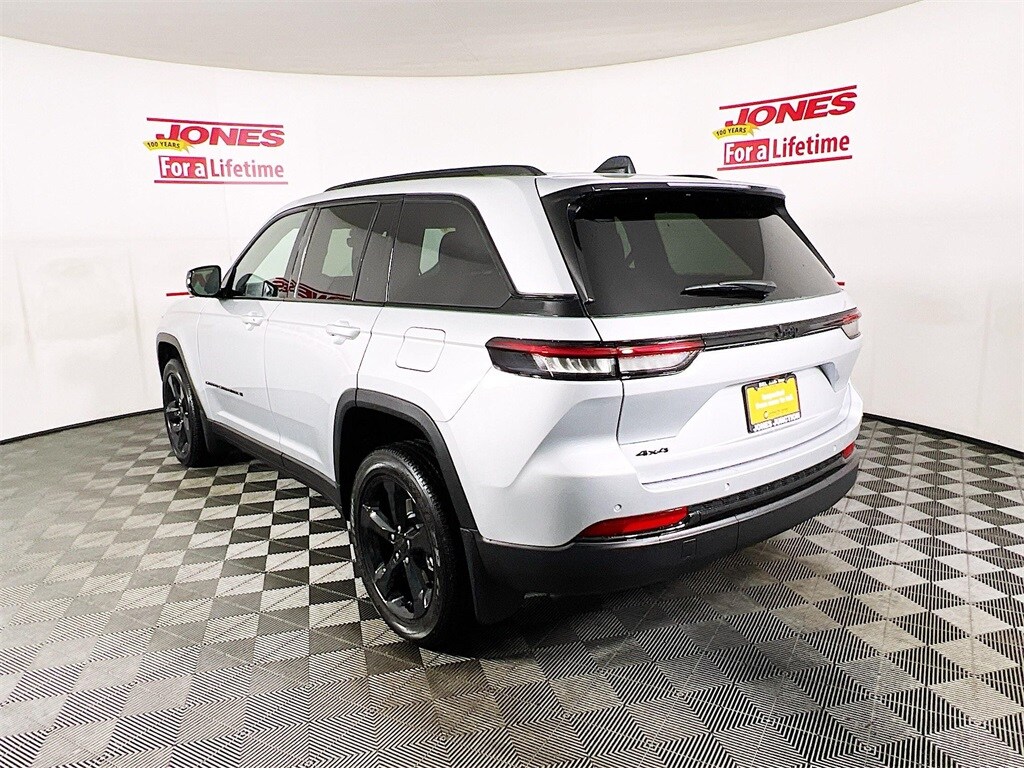 2025 Jeep Grand Cherokee Laredo Altitude X photo 2