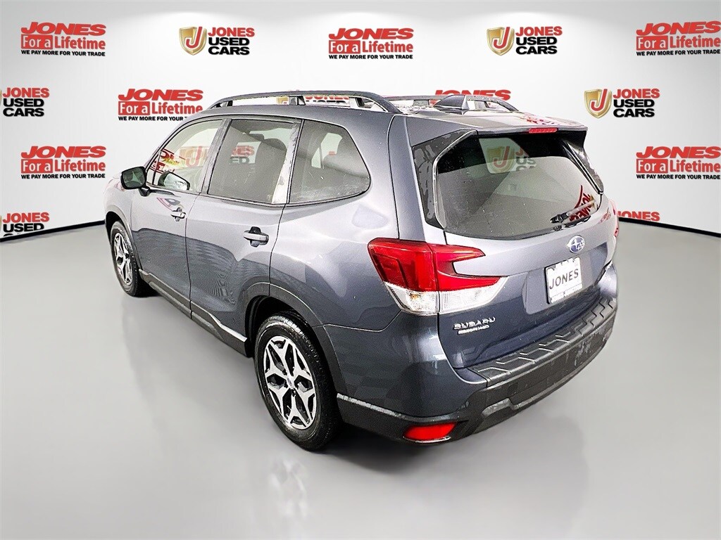 2022 Subaru Forester Premium photo 2