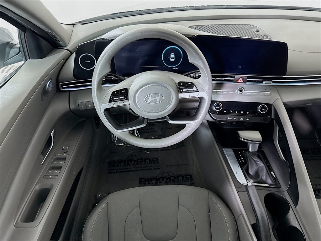 2024 Hyundai Elantra SEL photo 2