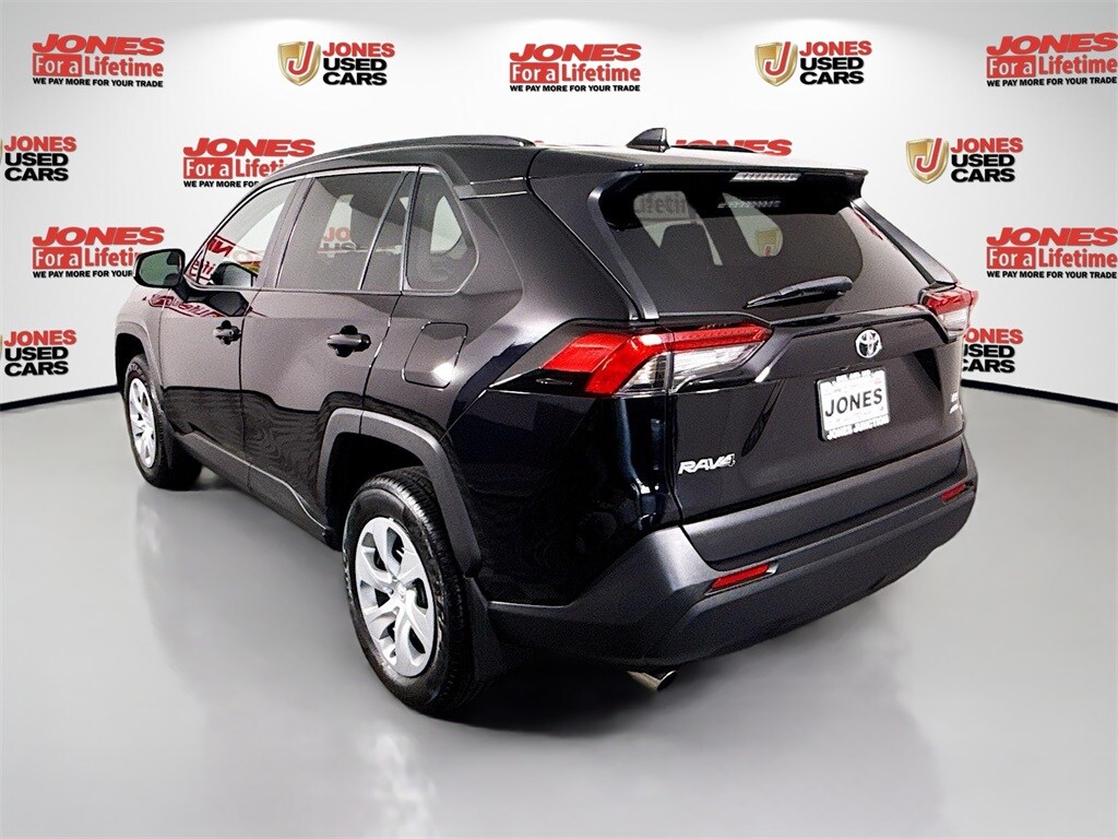 2021 Toyota RAV4 LE photo 2