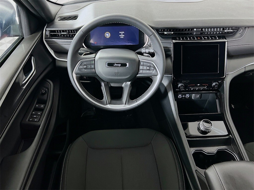 2025 Jeep Grand Cherokee Laredo photo 3