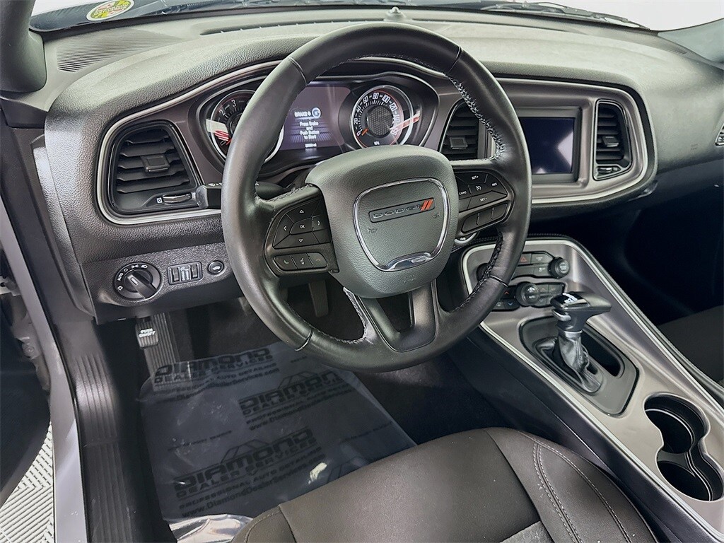 2022 Dodge Challenger SXT photo 3