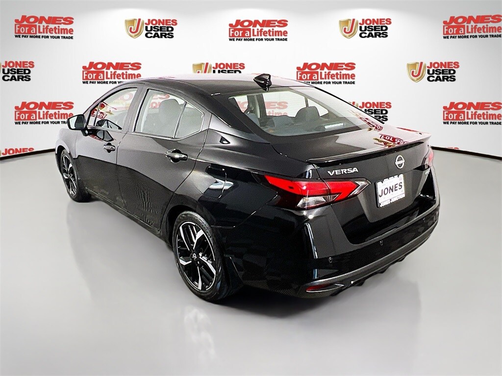 2023 Nissan Versa SR photo 2