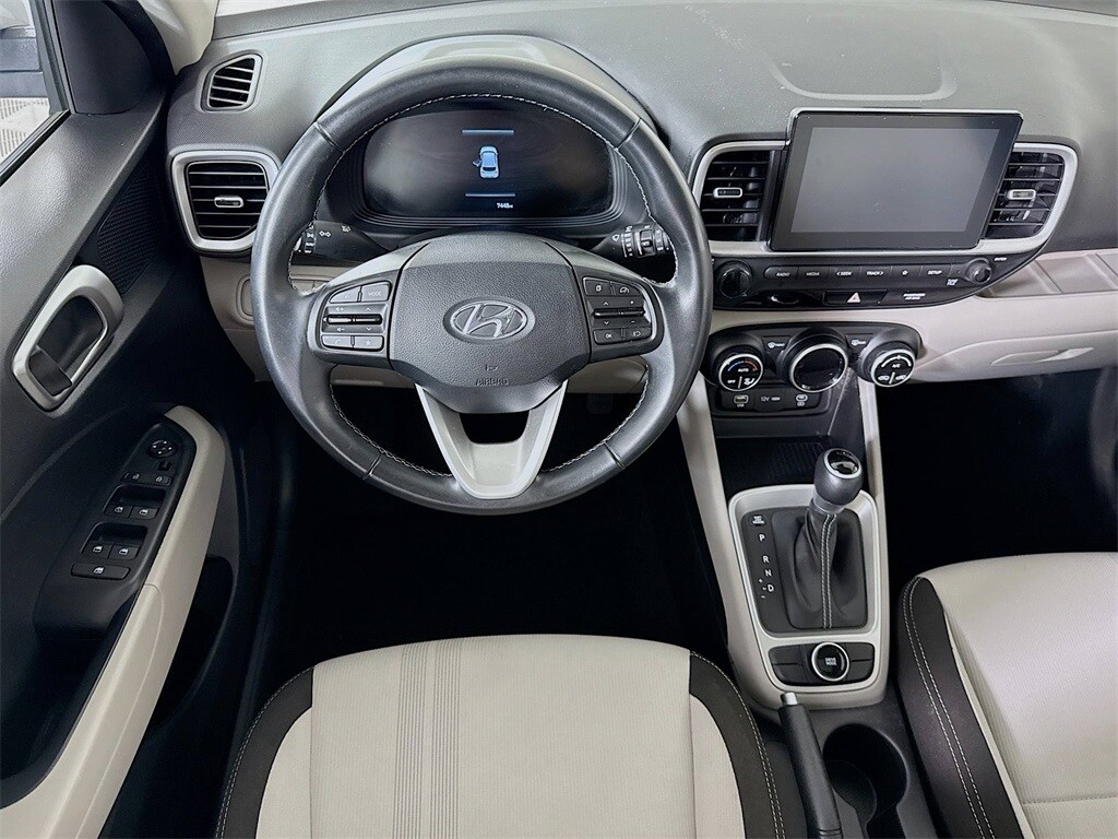 2024 Hyundai Venue SEL photo 3
