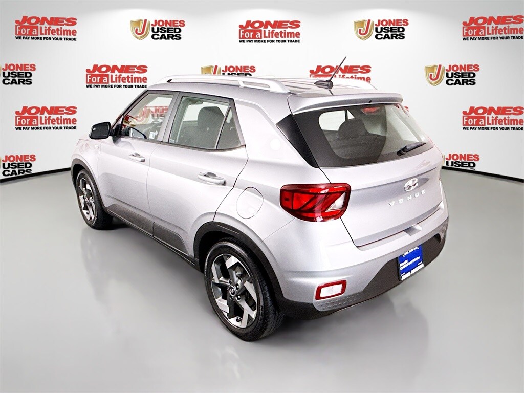 2024 Hyundai Venue SEL photo 2