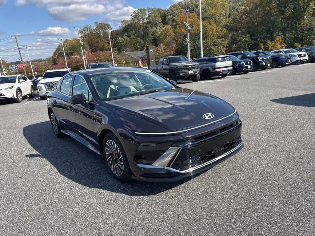 2026 Hyundai Sonata Hybrid Limited photo 2
