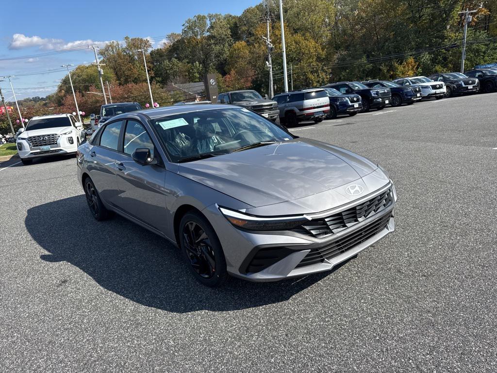 2026 Hyundai Elantra SEL Sport photo 2