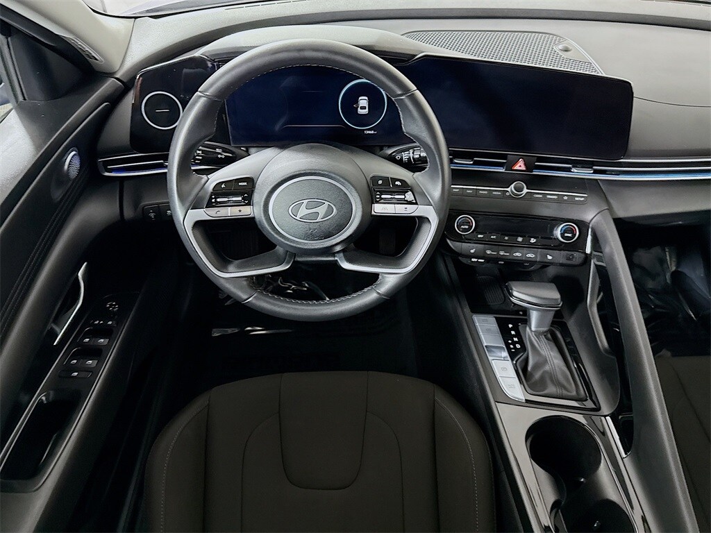2024 Hyundai Elantra SEL Convenience photo 3