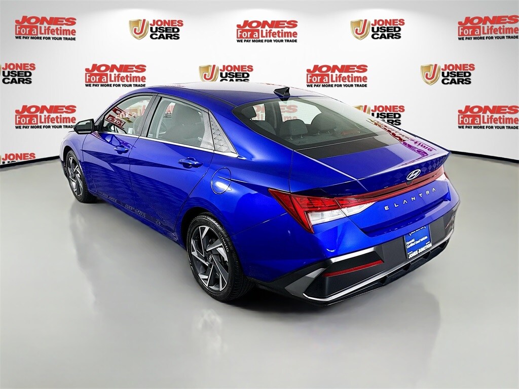 2024 Hyundai Elantra SEL Convenience photo 2