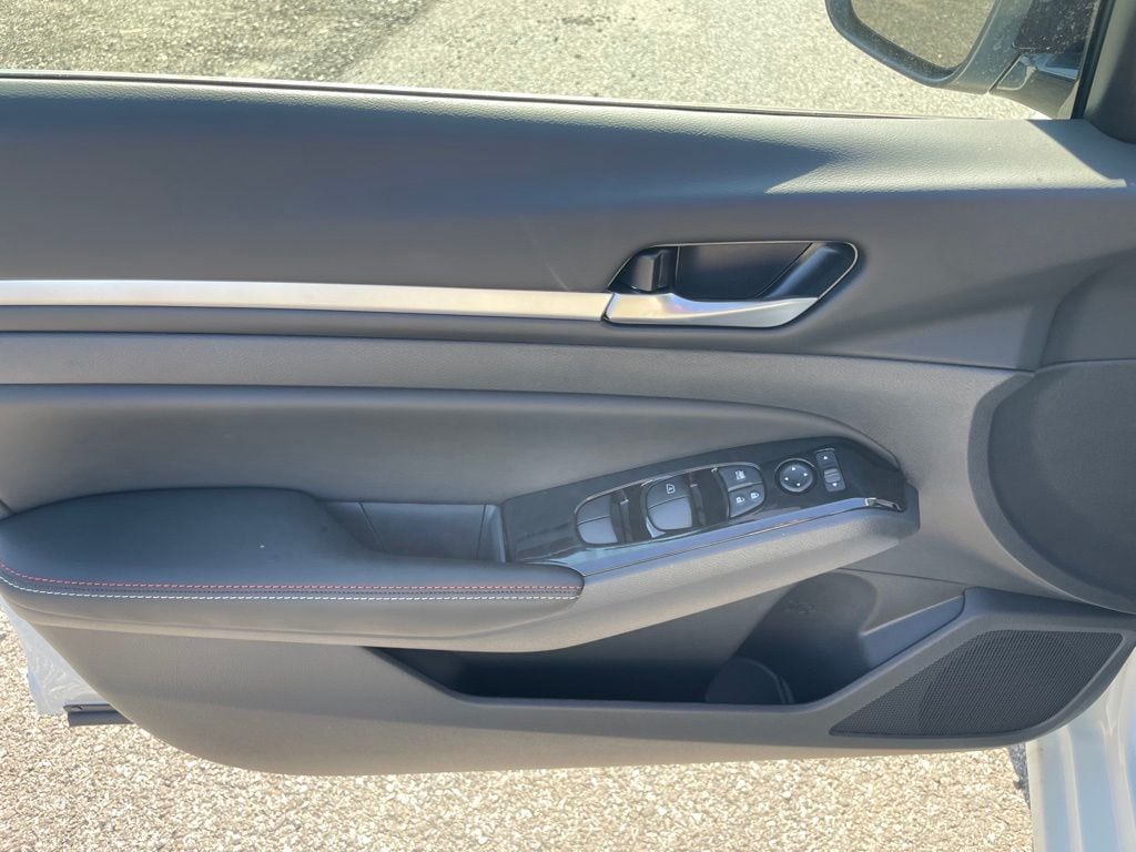 2025 Nissan Altima SR - Photo 8