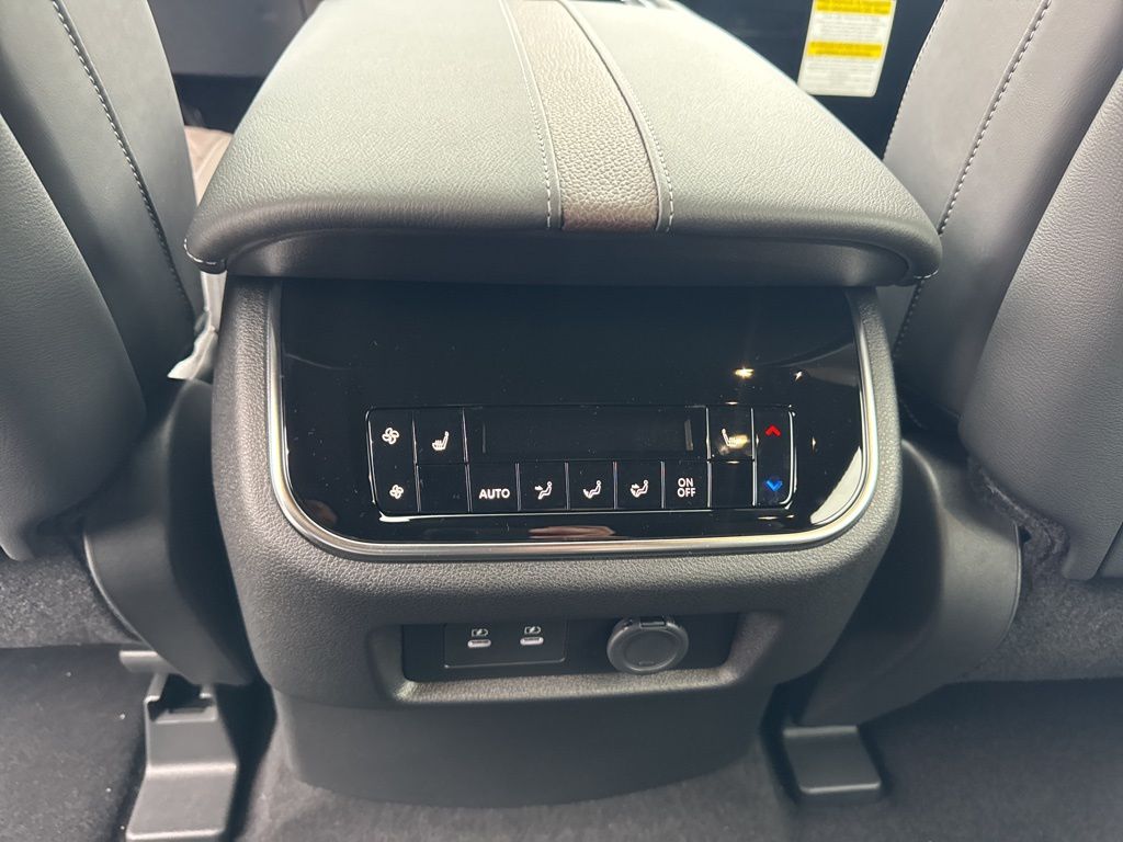 2026 Nissan Armada Platinum - Photo 14