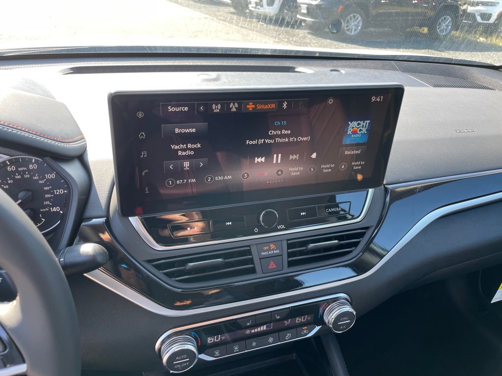 2025 Nissan Altima SR - Photo 14