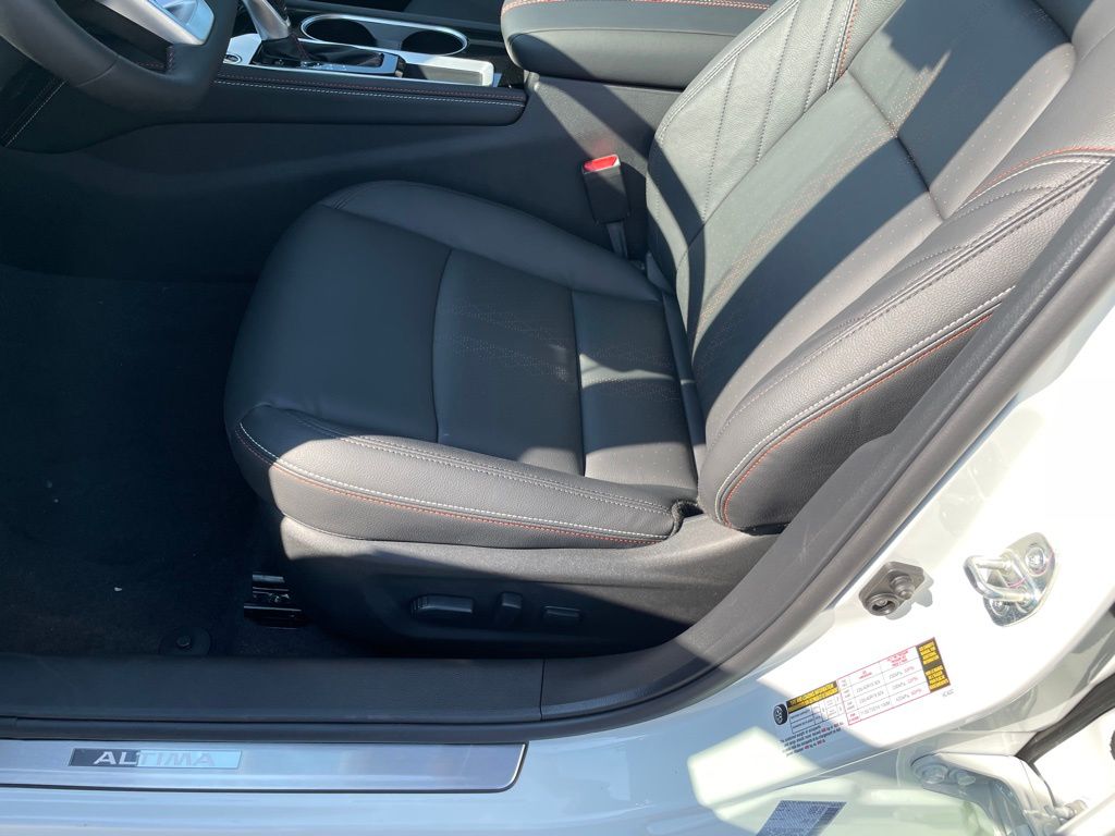 2025 Nissan Altima SR - Photo 11