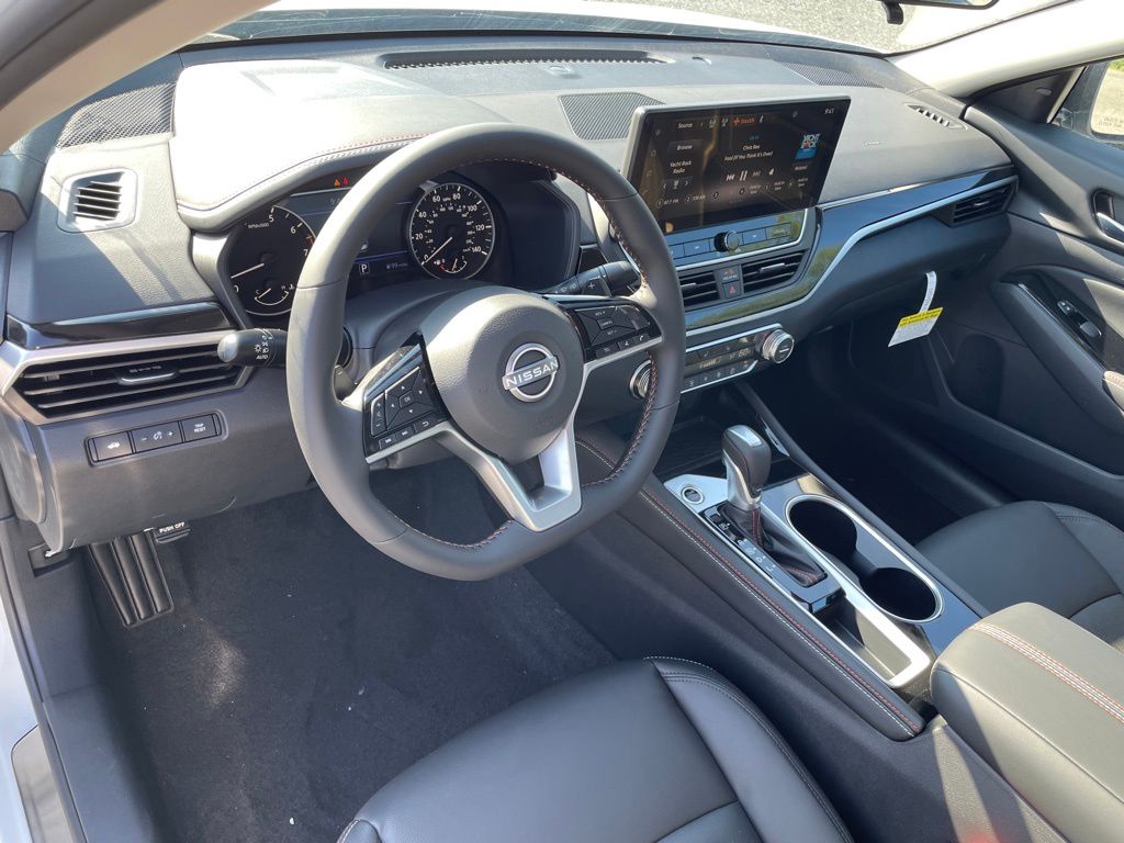 2025 Nissan Altima SR - Photo 9