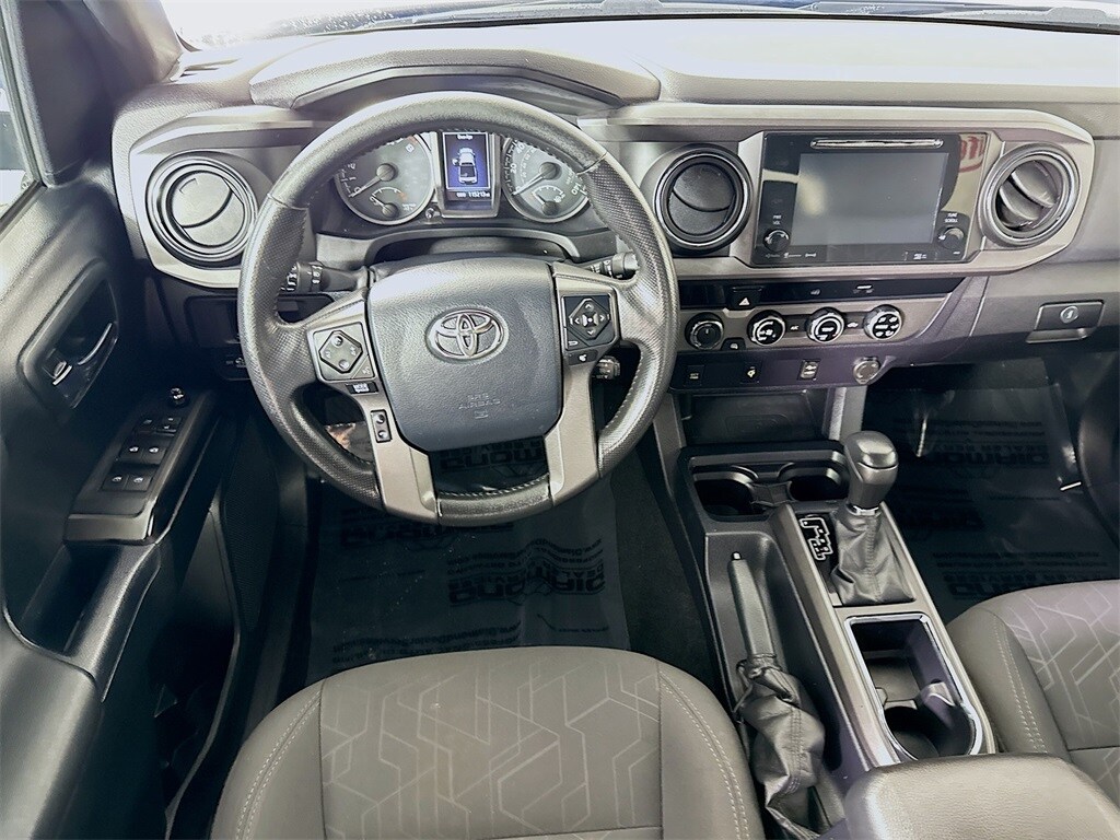 2017 Toyota Tacoma TRD Sport photo 3