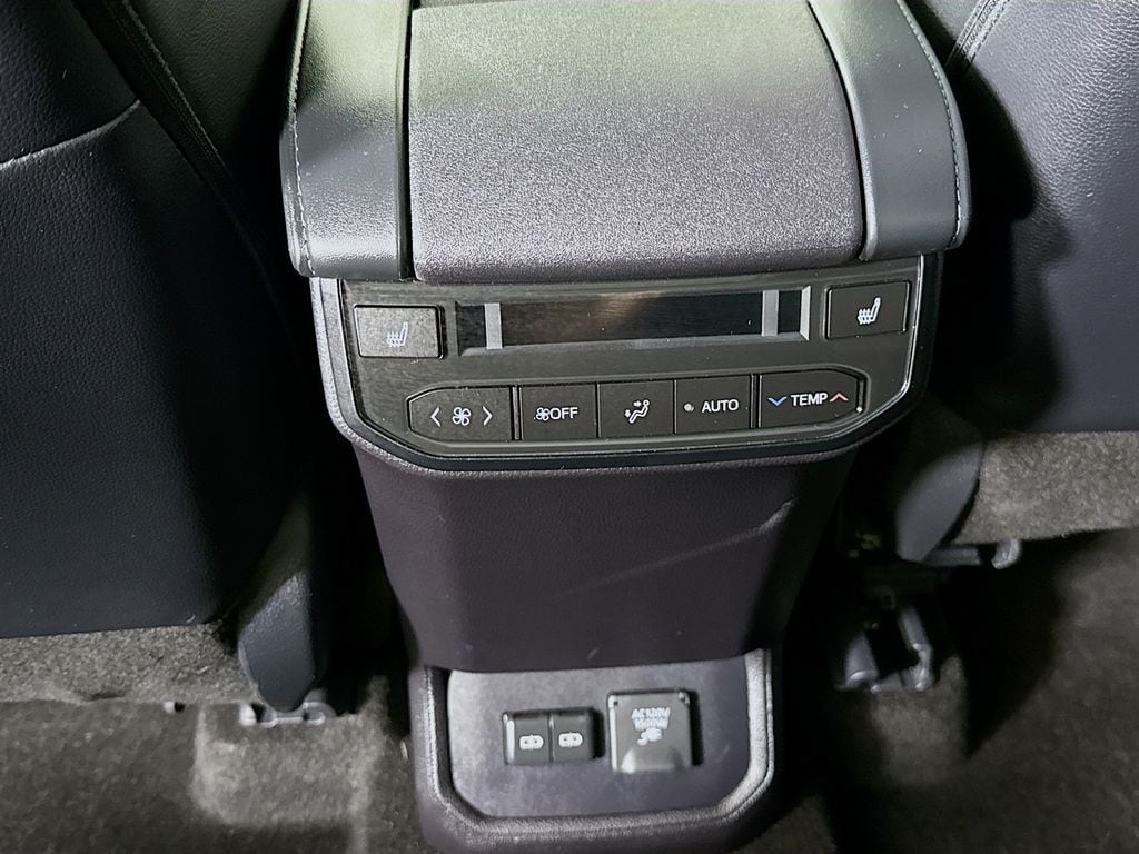 2026 Toyota Highlander Platinum - Photo 14