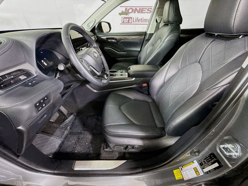 2026 Toyota Highlander Platinum - Photo 28