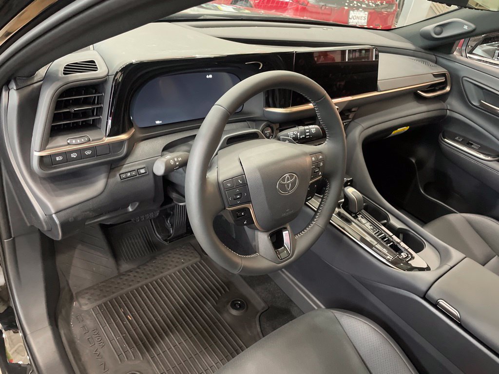 2026 Toyota Crown Signia Limited - Photo 9