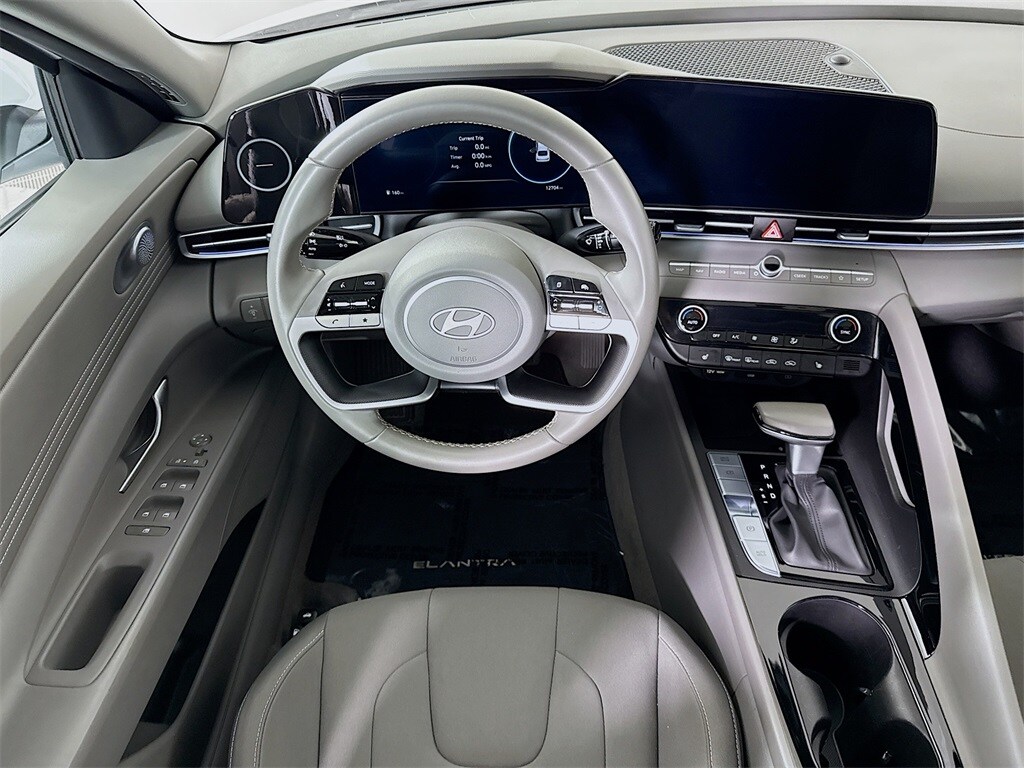 2024 Hyundai Elantra SEL Convenience photo 3