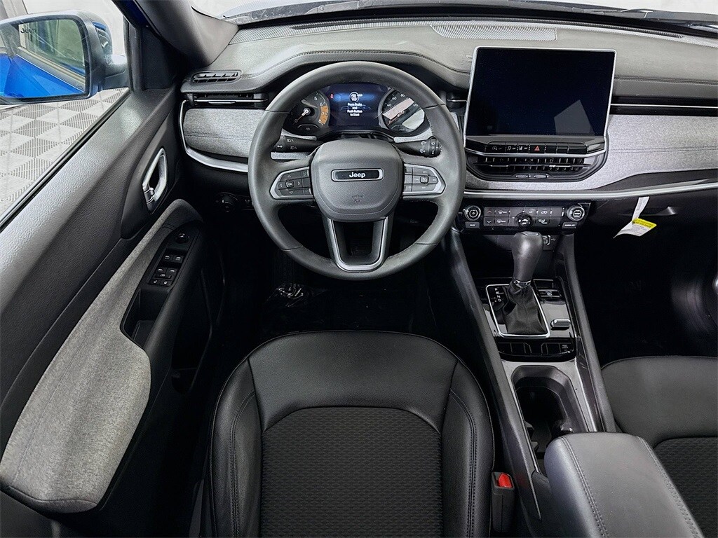 2024 Jeep Compass Latitude photo 3