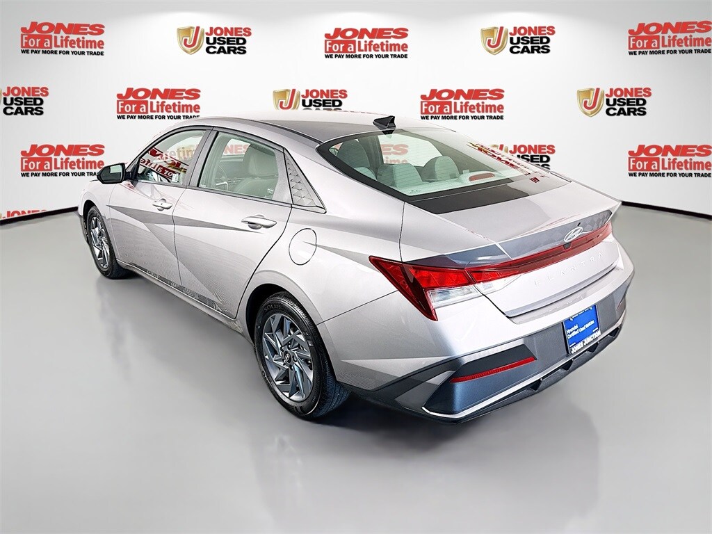 2024 Hyundai Elantra SEL photo 2