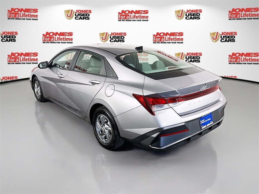 2025 Hyundai Elantra SE photo 2