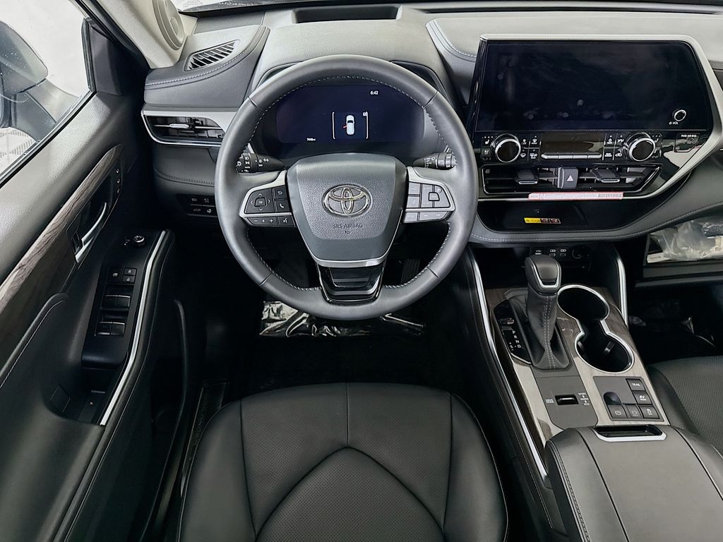 Certified 2026 Toyota Highlander Hybrid Platinum SUV