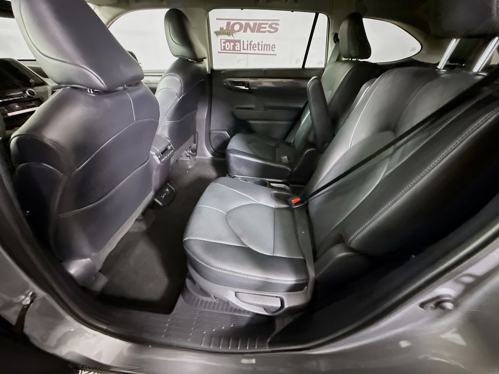 2026 Toyota Highlander Platinum - Photo 29