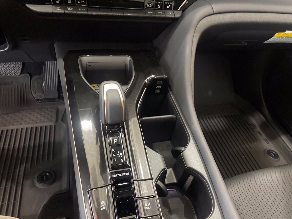 2026 Toyota Crown Signia Limited - Photo 16